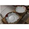 Image 2 : Poinsettia 17 Piece Porcelain Dinnerware Set