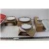 Image 1 : Poinsettia 18 Piece Porcelain Dinnerware Set