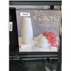 Image 1 : Galleria Set of 2 Porcelain Vases