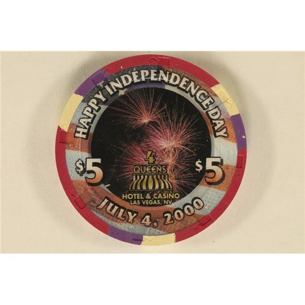 $5 FOUR QUEENS CASINO CHIP. JULY 4TH 2000  HAPPY