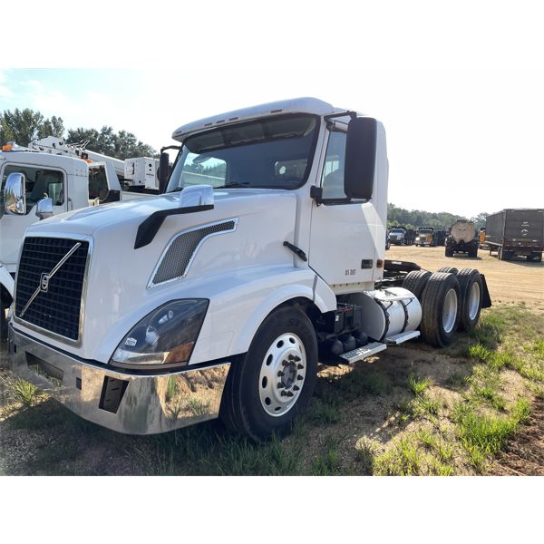 2007 VOVLO  Day Cab Truck