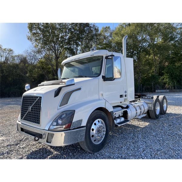 2015 VOLVO VNL Day Cab Truck