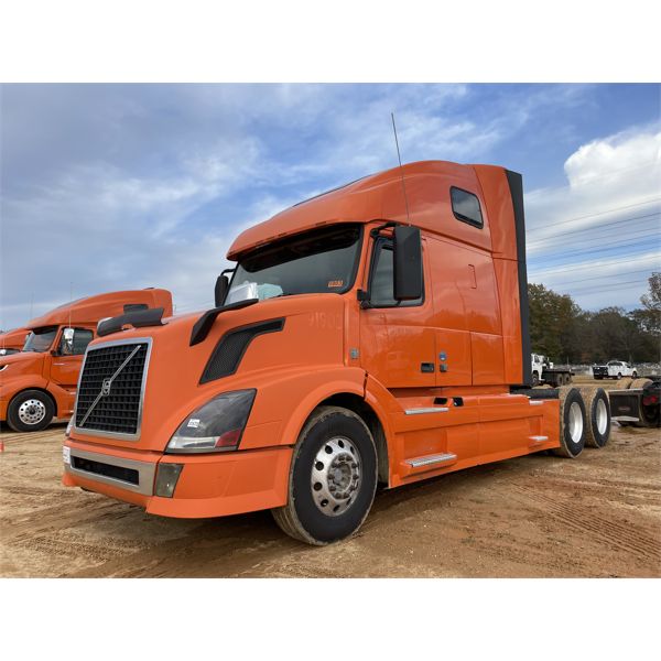 2014 VOLVO VNL64T Sleeper Truck