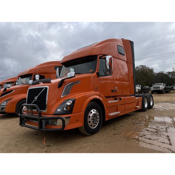 2016 VOLVO VNL64T Sleeper Truck