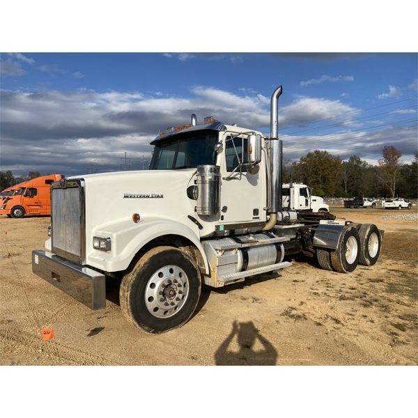 2016 WESTERN STAR 4900SF Day Cab Truck