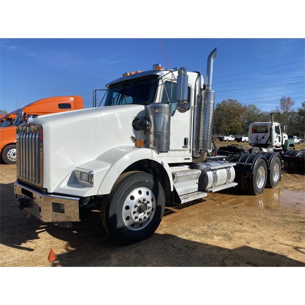 2016 KENWORTH T800 Day Cab Truck