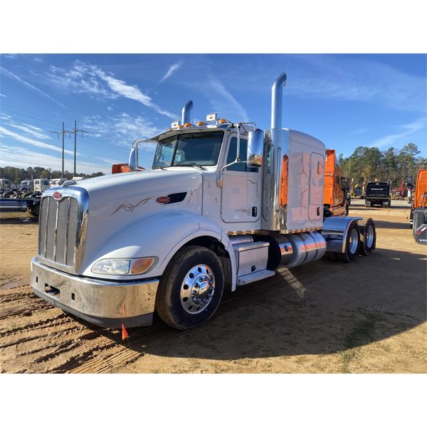 2013 PETERBILT 386 Sleeper Truck