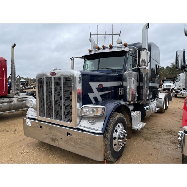 2015 PETERBILT 389 Sleeper Truck