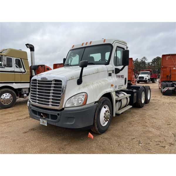 2013 FREIGHTLINER CASCADIA Day Cab Truck