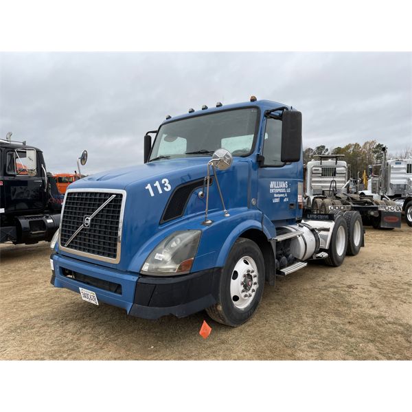 2007 VOLVO  Day Cab Truck