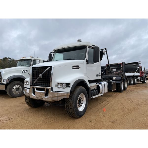 2014 VOLVO VHD Roll Off Truck