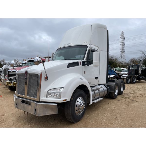 2019 KENWORTH T880 Day Cab Truck