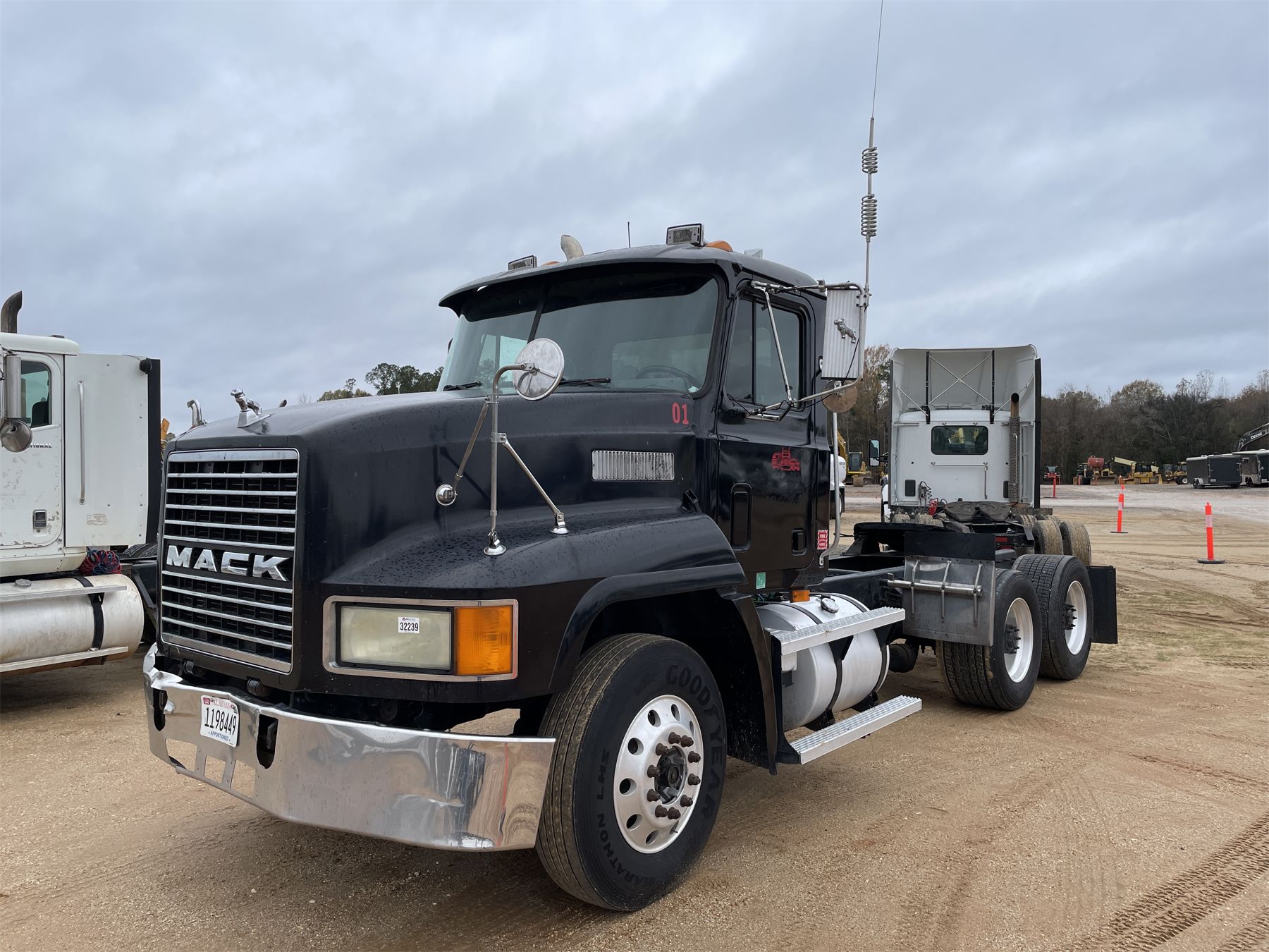 Mack Commandcab 1998 MACK CH613 Day Cab Truck - J.M. Wood Auction Company, Inc.