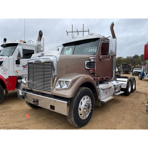 2015 FREIGHTLINER FLD 122SD Day Cab Truck