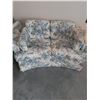 Image 1 : Floral Loveseat - 63W x 33D x 29H