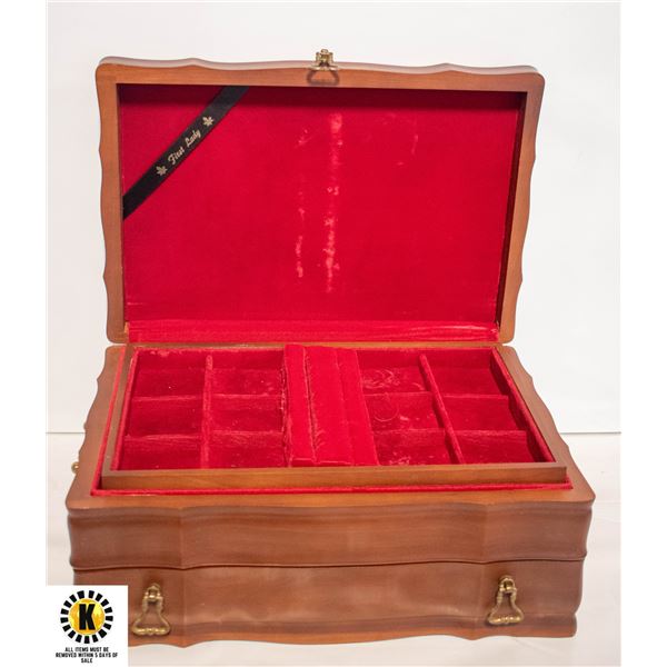 VINTAGE "FIRST LADY" WOOD JEWELLERY BOX W/ VELVE