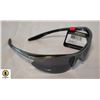 Image 1 : NEW PAIR OF FOSTER GRANT SUNGLASSES
