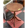 Image 1 : VINTAGE SIDE TABLE 20" X 25"