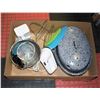 Image 1 : BOX WITH BAKING ITEMS INCL. LARGE ENAMELED