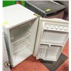Image 2 : WHITE BAR FRIDGE TESTED 17.5" X 19" X 32"