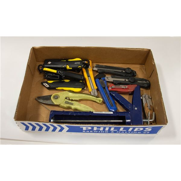 FLAT OF BOX CUTTERS AND KNIVES INCLUDING QUICK