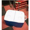 Image 1 : RUBBERMAID COOLER
