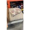Image 2 : LOT OF PILLOWS, SEAT CUSHIONS AND CHINA