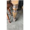 Image 5 : UNFINISHED DINING TABLE WITH 4 CHAIRS