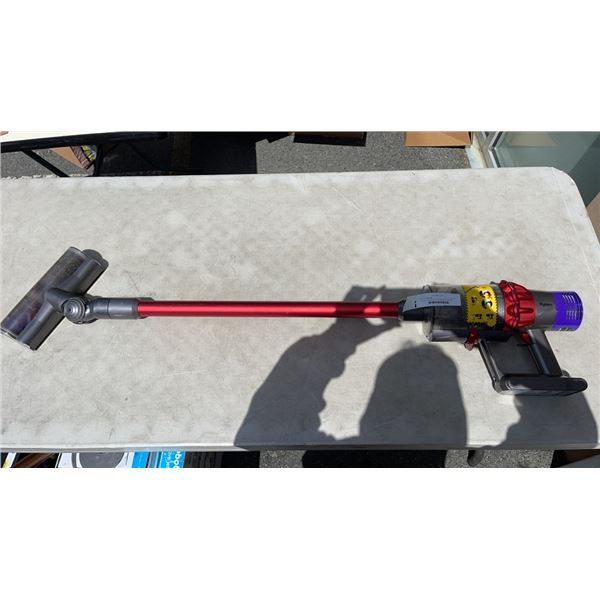 DYSON CYCLONE V10 MOTORHEAD CORDLESS STICK VACUUM TESTED AND WORKING - RETAIL $599