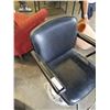 Image 2 : BLACK LEATHER BARBERS CHAIR