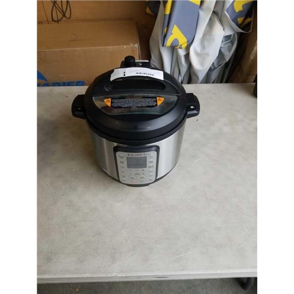 INSTANT POT DUO PLUS MULTI FUNCTION PRESSURE COOKER TESTED AND WORKING - RETAIL $109