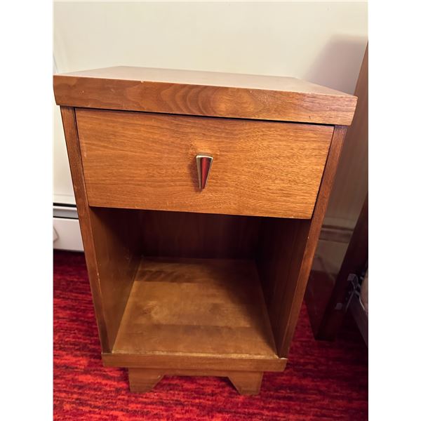 Victoriaville - Walnut - 1 Drawer End Table