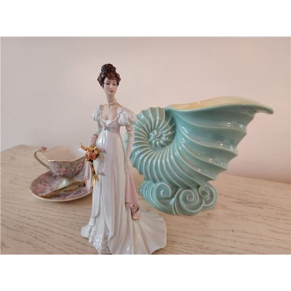 Vintage Decor With Conch Shell Vase - Arabella Franklin Mint