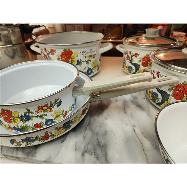 Vintage Pot & Pan Set Beck Auctions Inc.