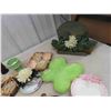 Image 2 : Decorations; Flower Arrangement, Dishes, 