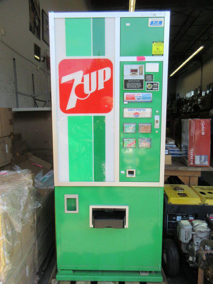 Coin Operated 7-UP Vending Machine w/Key
