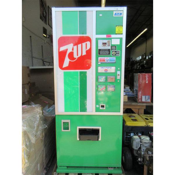 Coin Operated 7-UP Vending Machine w/Key