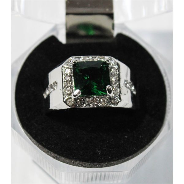 GENTS EMERALD COLORED SQUARE CENTER STONE
