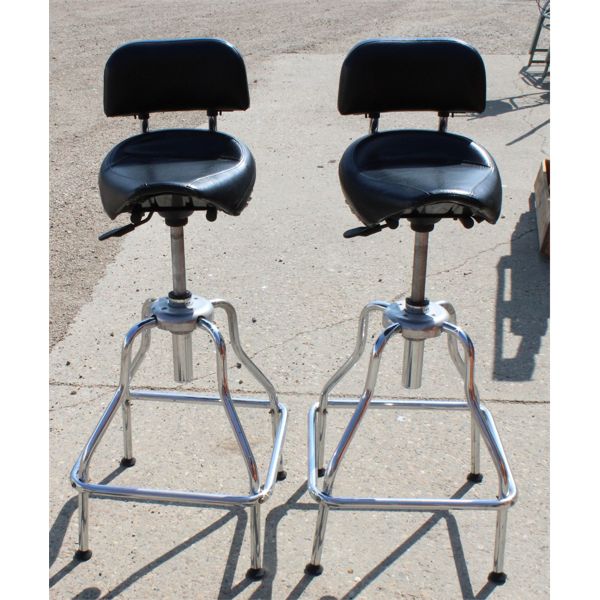 2 MOTORCYCLE SEAT STYLE HYDRAULIC BAR STOOLS