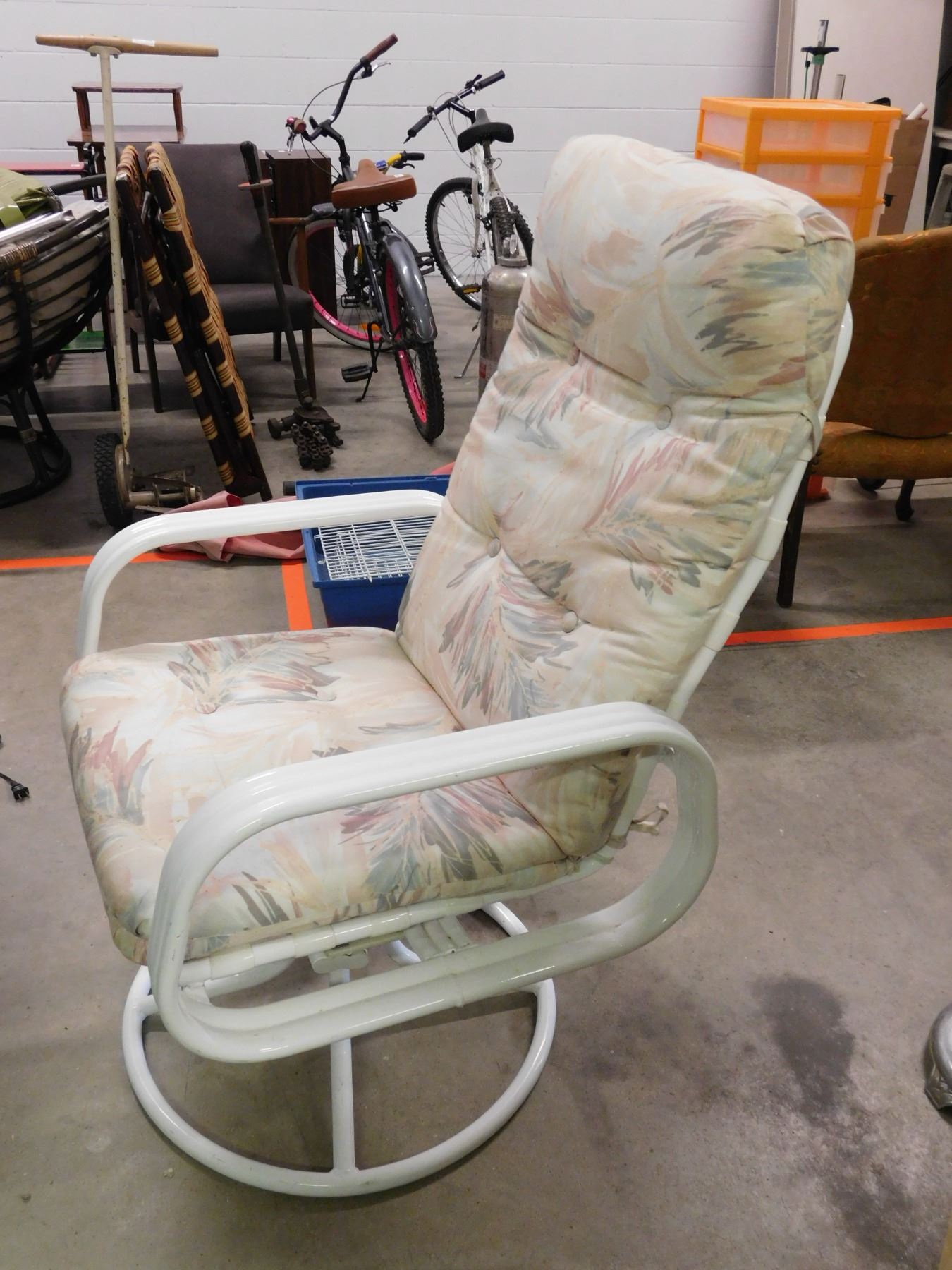 White Swivel Rocker Patio Chair With Coushion