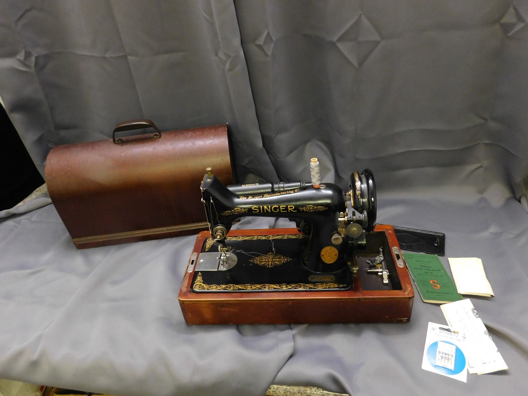 Vintage Antique Singer Model 99-13 EE557728