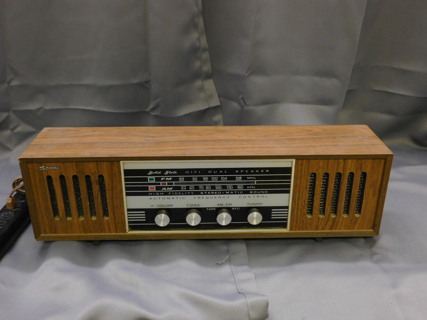 Strauss Wooden AM FM Radio Model LT-780 No LL21552