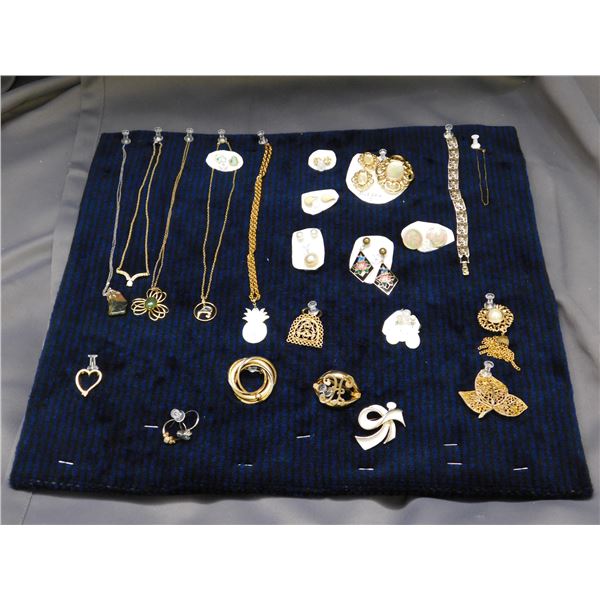 Variety of Good Costume Jewelry, Necklaces, Earrings, Brooches (one