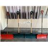 Image 1 : 4 x Snow Shovels (2 x Garant; 2 x Yardworks)
