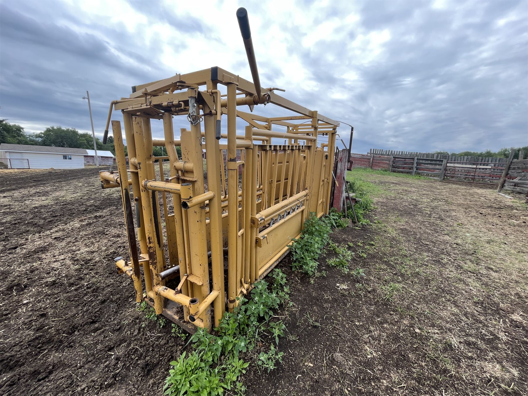 Tuff Cattle Squeeze, palpation cage, neck extender & brisket bar