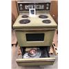 Image 2 : 2pc vintage kitchen appliance set - includes General Electric Medallion 850 refrigerator w/ Contessa