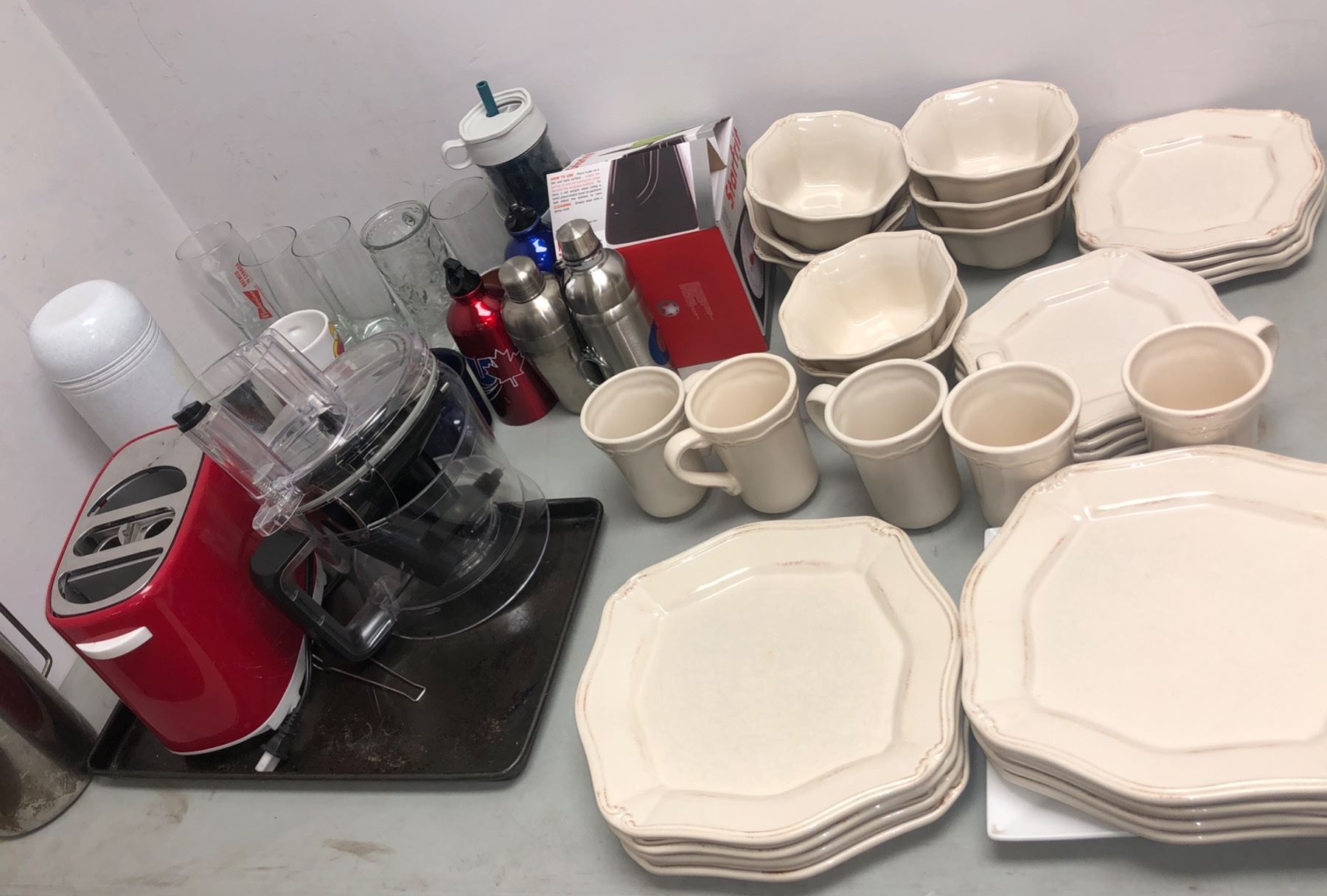 Large group of assorted kitchenware - includes food processor/ water ...
