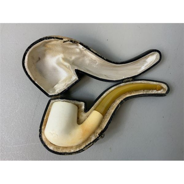 ANTIQUE MEERSCHAUM AND AMBER PIPE IN FITTED CASE