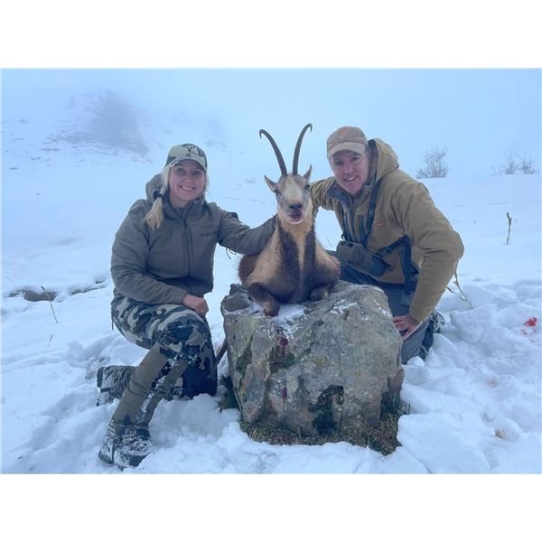3 - DAY PYRENEAN CHAMOIS & RED STAG  HUNT FOR 1 HUNTER AND 1 NON-HUNTER