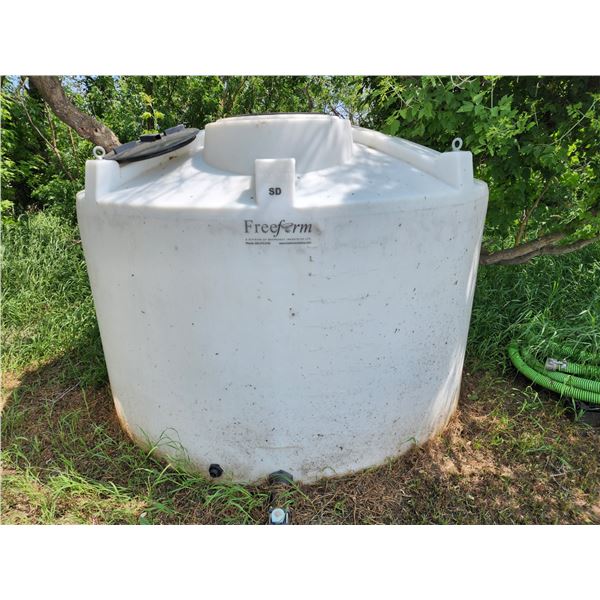 1400 Gallon Poly Water Tank - **NOTE THIS ONE ITEM IS LOCATED 20 KMS EAST OF SASKATOON**